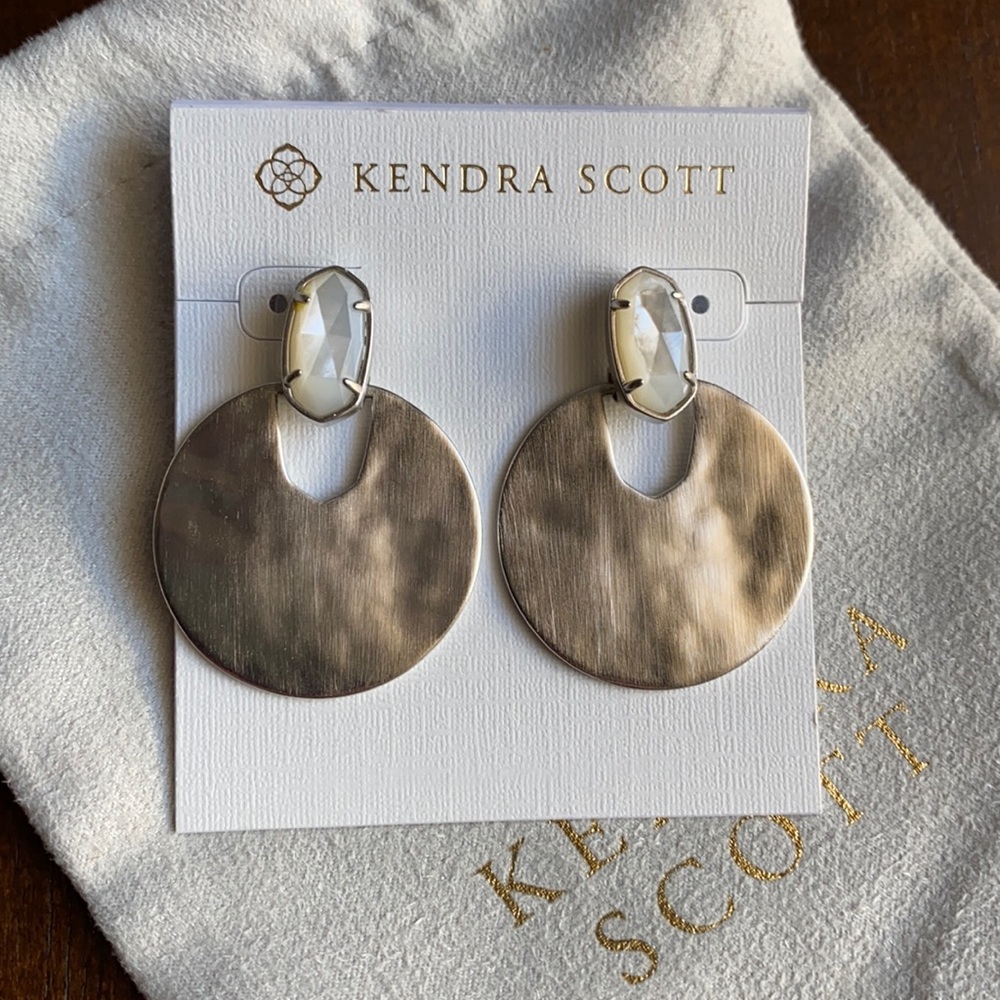 Kendra Scott Deena earrings in ivory pearl & brushed/hammered silver
